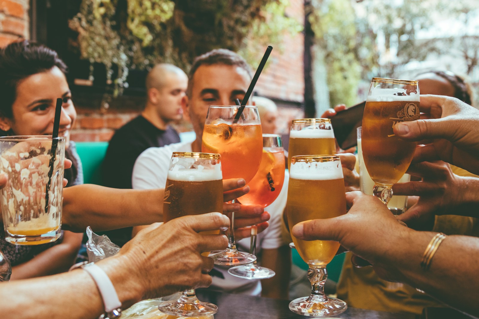 Junge Leute trinken tagsüber in einem Biergarten